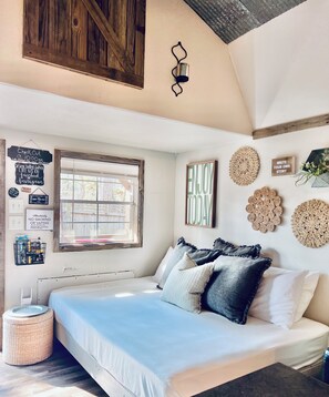 Queen bed lounge area