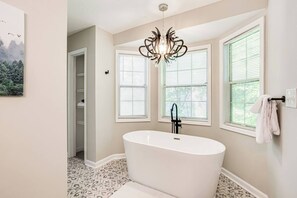 enjoy a relaxing bath in the soaker tub