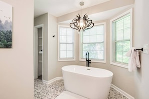 enjoy a relaxing bath in the soaker tub