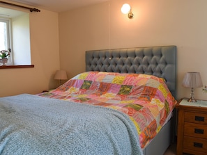 Double bedroom | Swallow’s Nest - Trentinney Farm Holiday Cottages, St Endellion, near Port Isaac