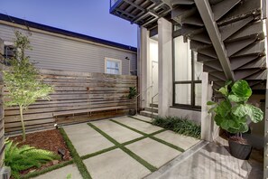 Common courtyard with built-in bench