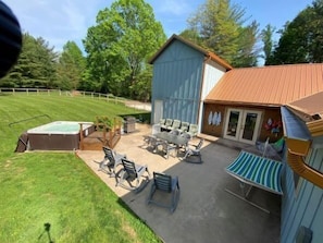 Patio & 7 Person  Hot Tub