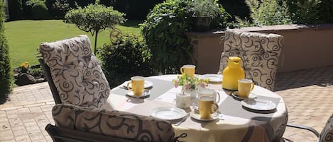 Die Terrasse lädt schon am Morgen zum Frühstücken im Sonnenschein ein.