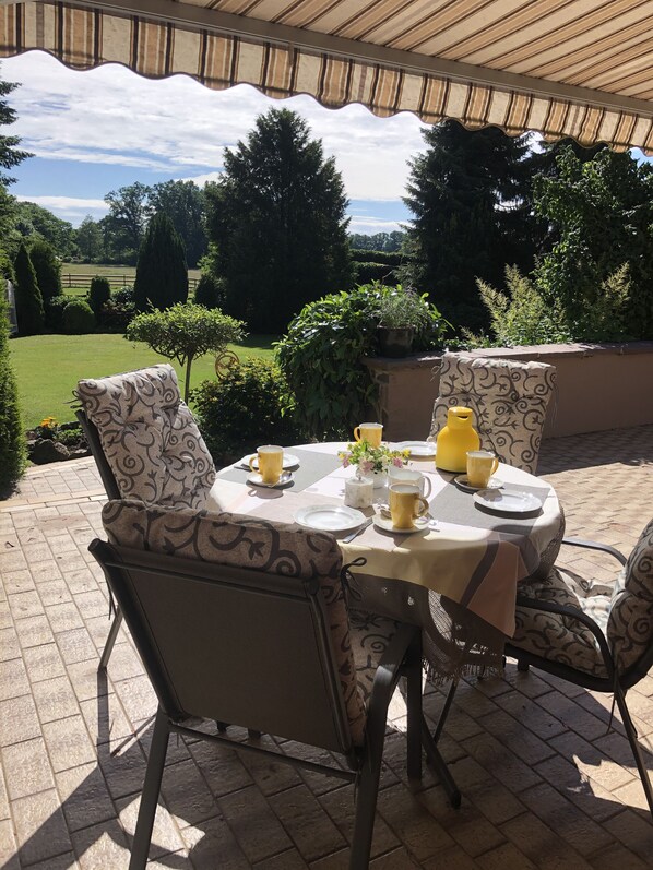 Die Terrasse lädt schon am Morgen zum Frühstücken im Sonnenschein ein.