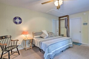 Studio | Queen Bed | Linens Provided | Free WiFi |