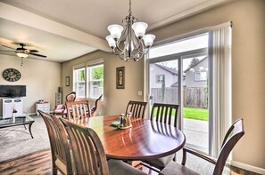 Dining Area | 2-Story Home