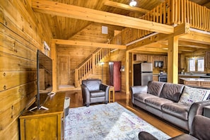Living Room | Central A/C & Heating | Smart TV | Free WiFi