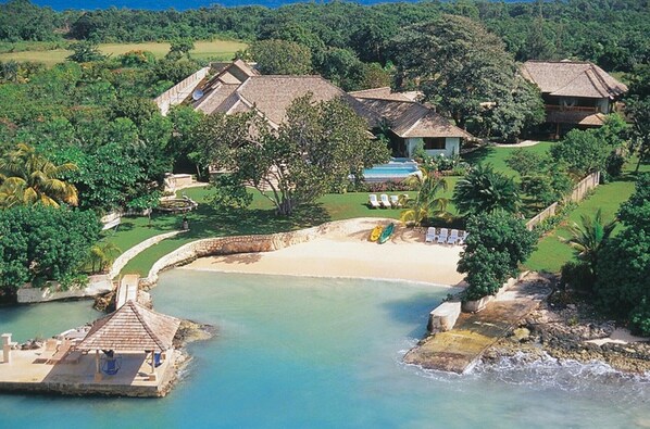 Amanoka villa on the beach in Jamaica
