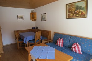 Ferienwohnung Watzmann, für 2-4 Personen und 1 Kind bis 10 Jahren-Wohnzimmer mit Essecke