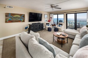 Living room - Walk out and enjoy the view!