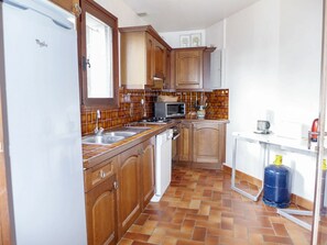 Cabinetry, Comptoir, Propriété, Tiroir, Bois, Plante D'Appartement, Cuisine, Électroménager, Design Intérieur, Sol