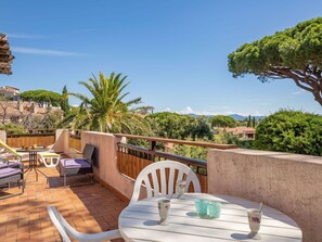Ciel, Table, Meubles, Chaise, Bleu Azur, Bâtiment, Arbre, Vaisselle, Mobilier De Jardin, Éclairage