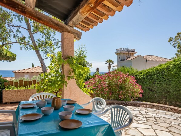 Plante, Ciel, Table, Propriété, Meubles, Bâtiment, Chaise, Mobilier De Jardin, Vaisselle, Architecture