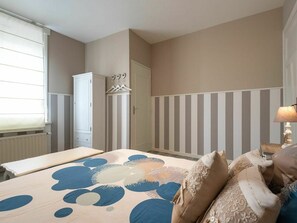 Property, Comfort, Building, Azure, Wood, Textile, Flooring, Bed Frame, Living Room, Shade
