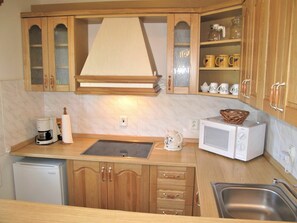 Countertop, Cabinetry, Sinken, Zimmer, Möbel, Küche, Eigentum, Interior Design, Schrank, Holz