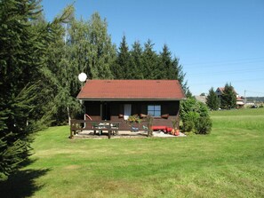 Eigentum, Haus, Zuhause, Hütte, Natürliche Landschaft, Grundstueck, Gras, Garten, Gebäude, Baum