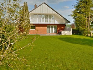 Pflanze, Wolke, Himmel, Gebäude, Fenster, Baum, Natürliche Landschaft, Grundstueck, Gras, Haus