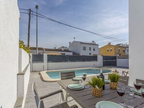 Table, Meubles, Nuage, Ciel, Bâtiment, L'Eau, Fenêtre, Chaise, Bleu Azur, Plante