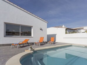 Ciel, L'Eau, Propriété, Meubles, Piscine, Ombre, Bleu Azur, Nuage, Chaise, Mobilier De Jardin