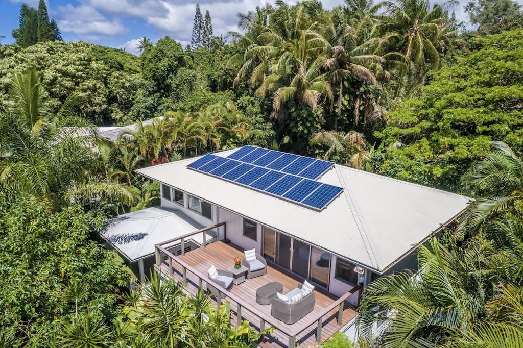 House with solar pannels and lanai near the black sand beaches of Hawaii Big Island
