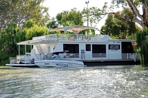 Moor your speedboat or dinghy next to the houseboat and enjoy water sports