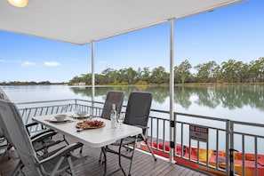 Spacious undercover rear deck for dining with a view! Kayak included 