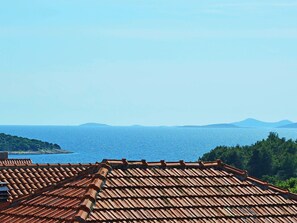 Tag, Himmel, Arkitektur, Hill Station, Træ, Bakke, Landdistrikt, Sollys, Sky, Turisme