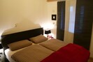 Schlafzimmer mit Boxspringbett