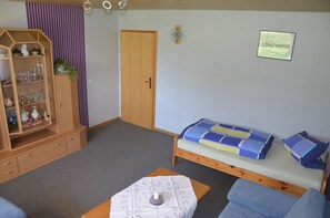 Wohnzimmer mit Beistellbett