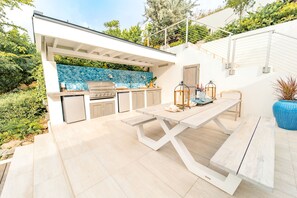 Amazing BBQ area with plenty of seating built-in gas grill & wet bar