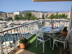 The terrace overlooking the Canal is perfect place for al fresco meals.