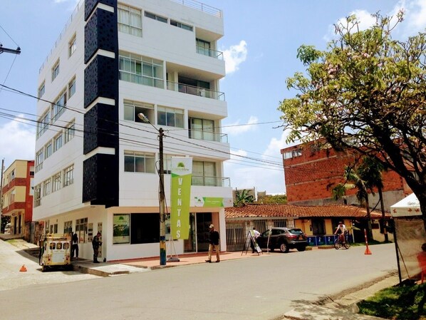 Vista frontal de la propiedad