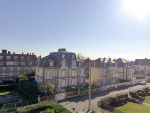 Pflanze, Himmel, Gebäude, Daytime, Fenster, Baum, Sonnenlicht, Urban Design, Haus, Strassenlicht