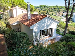 Pflanze, Himmel, Gebäude, Fenster, Azurblau, Baum, Haus, Grundstueck, Holz