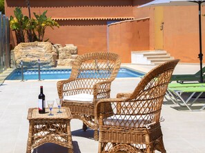 Meubles, Osier, Chaise, Mobilier De Jardin, Tableau De Plein Air, Propriété, Table, Patio, Pièce, Immobilier