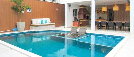 Hospede-se neste apartamento com piscina e churrasqueira em Porto Seguro/BA