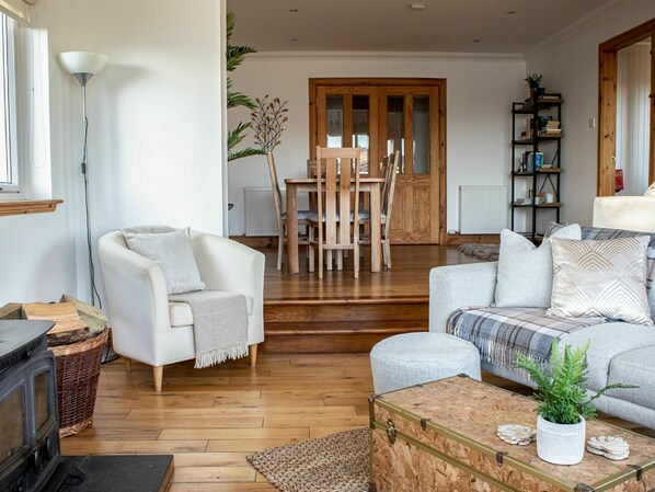 Furniture, Table, Plant, Picture Frame, Building, Comfort, Wood, Couch, Pillow, Interior Design