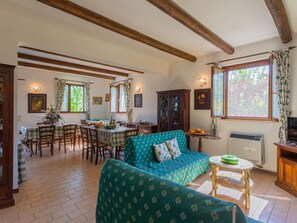 Bilderrahmen, Möbel, Tabelle, Eigentum, Interior Design, Beleuchtung, Stuhl, Holz, Zimmerpflanze, Wohnzimmer