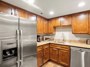 Full Kitchen / Stainless Steel Appliances