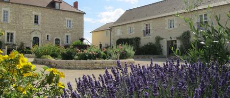 Vue sur la cour et les autres gîtes
