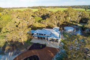 Minutes from Dunsborough and Yallingup, you’re in the heart of the Margaret River wine region—where beaches, caves, vineyards and nature come together beautifully.