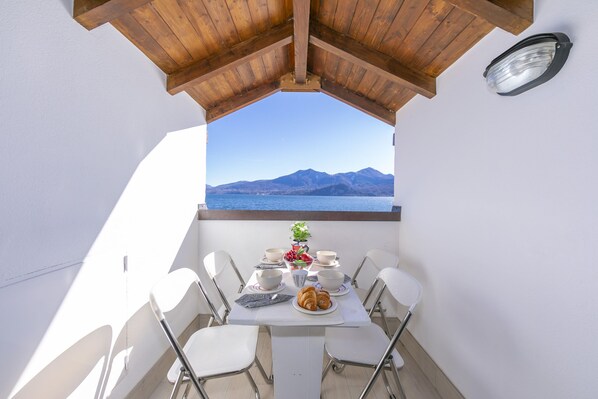 Table for 4 guests on the terrace of the living room