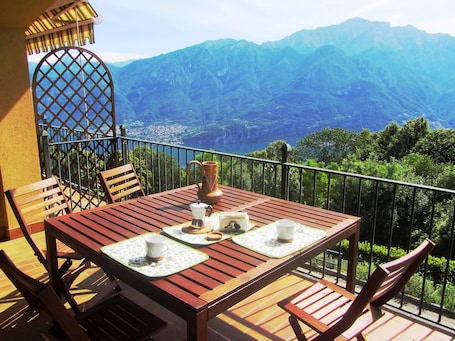 tavolo e sedie nel terrazzo