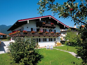 Landhaus Schmid (DE Schönau am Königssee) - Nixdorf Simone - 37149-Hausansicht