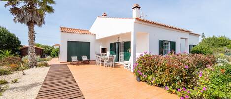 Casa Natureza-Beautiful 3 bed villa with large private garden and outdoor space