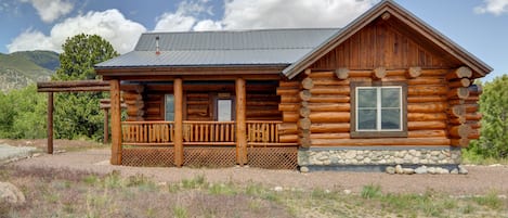 Front view of the cabin. 