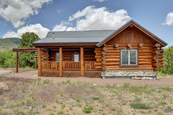 Front view of the cabin. 