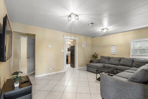 Josh: ''As described. Clean and comfortable. Easy communication with renter. Definitely would stay here again''