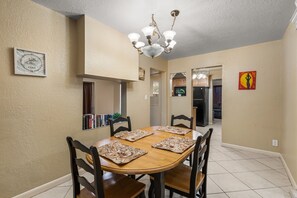Gloria: ''Perfect set up. Close to everything. Easy instructions for check in. Michael is a great host, communicated before, during, and after our stay. Clean.''