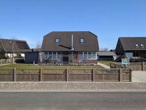 Eingezäuntes Ferienhaus mit Blick auf den Deich